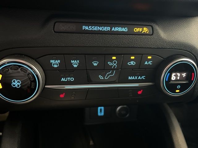 Ford Escape Vehicle Full-screen Gallery Image 30