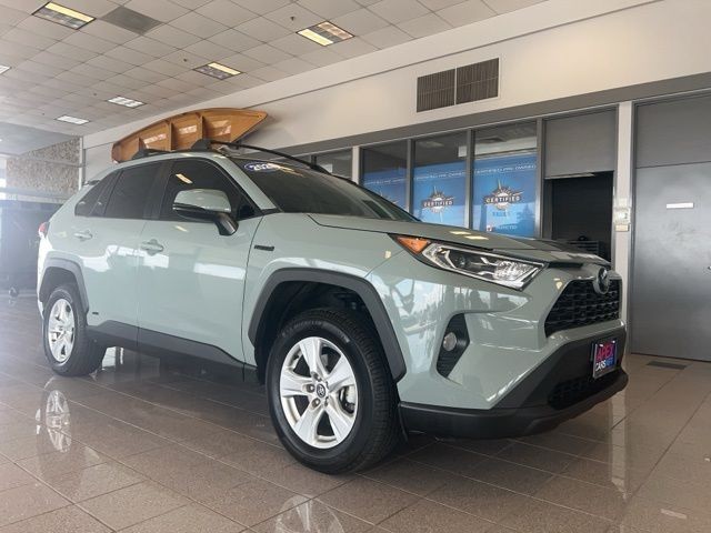 Toyota RAV4 Hybrid Vehicle Full-screen Gallery Image 02