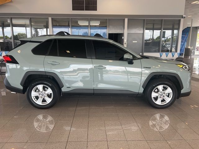 Toyota RAV4 Hybrid Vehicle Full-screen Gallery Image 03