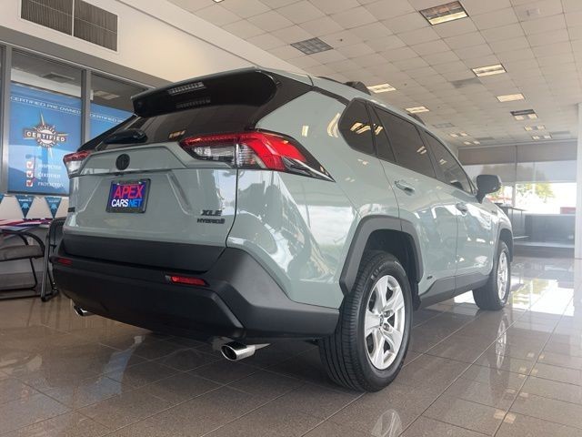 Toyota RAV4 Hybrid Vehicle Full-screen Gallery Image 06