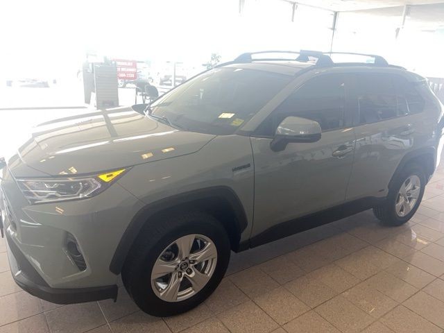 Toyota RAV4 Hybrid Vehicle Full-screen Gallery Image 11