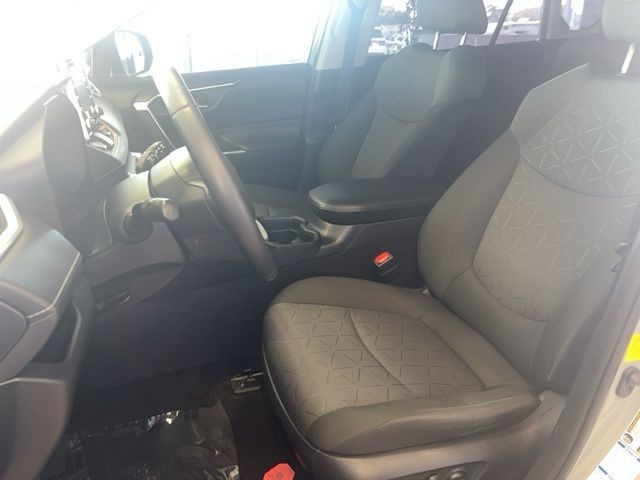 Toyota RAV4 Hybrid Vehicle Full-screen Gallery Image 15
