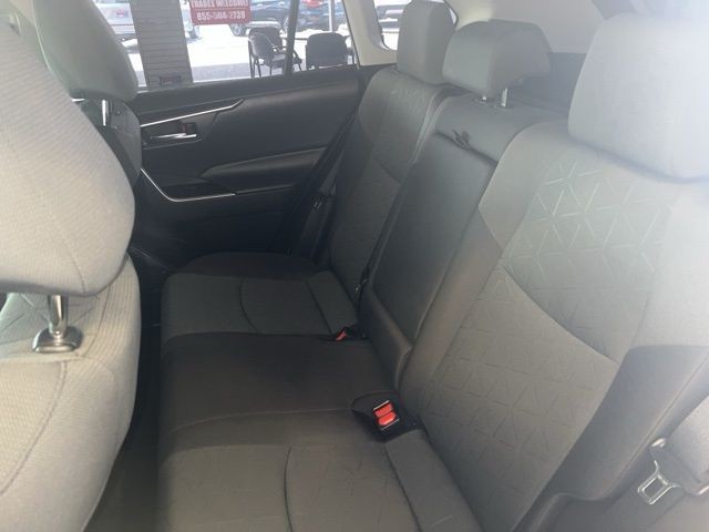 Toyota RAV4 Hybrid Vehicle Full-screen Gallery Image 16