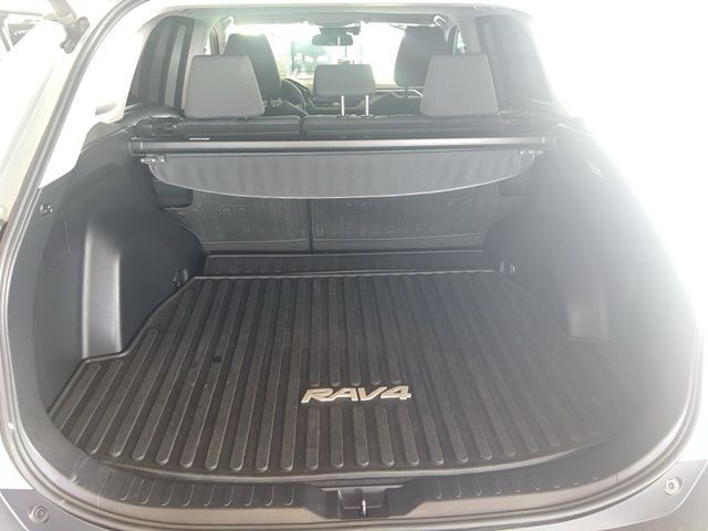 Toyota RAV4 Hybrid Vehicle Full-screen Gallery Image 17