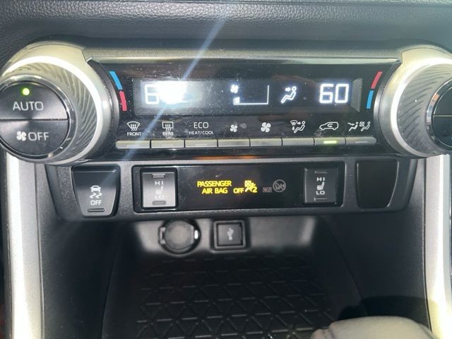 Toyota RAV4 Hybrid Vehicle Full-screen Gallery Image 24