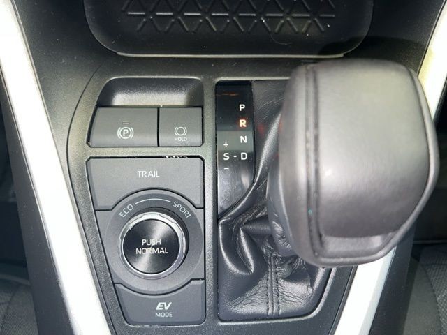 Toyota RAV4 Hybrid Vehicle Full-screen Gallery Image 25