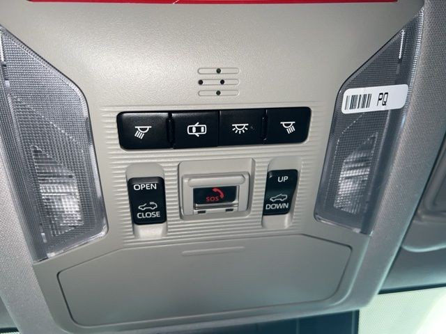 Toyota RAV4 Hybrid Vehicle Full-screen Gallery Image 26
