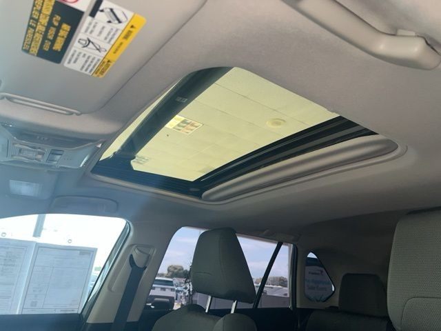 Toyota RAV4 Hybrid Vehicle Full-screen Gallery Image 27