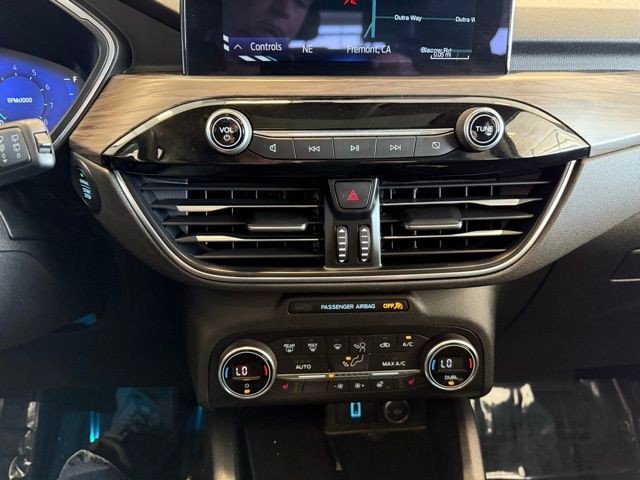 Ford Escape Vehicle Full-screen Gallery Image 17