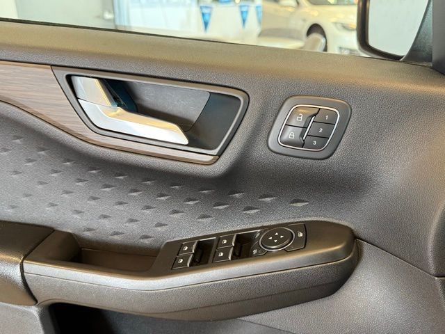 Ford Escape Vehicle Full-screen Gallery Image 22