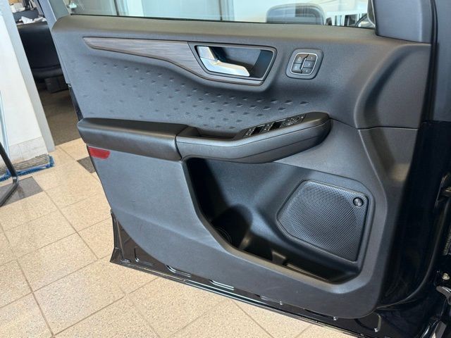 Ford Escape Vehicle Full-screen Gallery Image 23