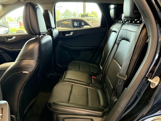 Ford Escape Vehicle Full-screen Gallery Image 24