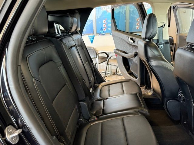 Ford Escape Vehicle Full-screen Gallery Image 26