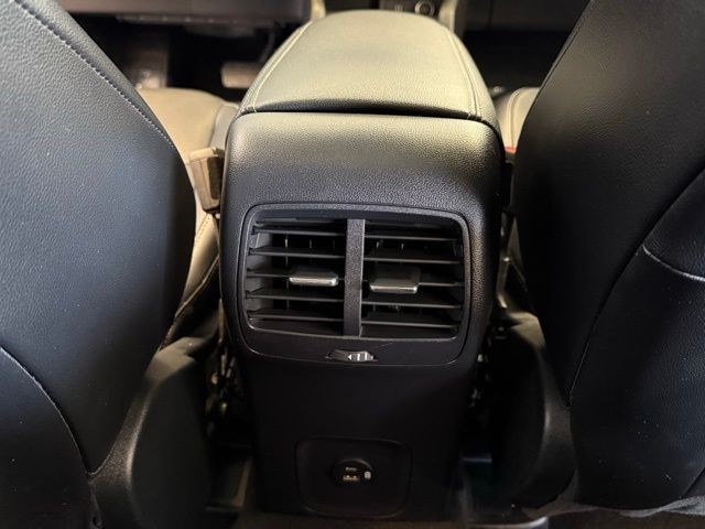 Ford Escape Vehicle Full-screen Gallery Image 27