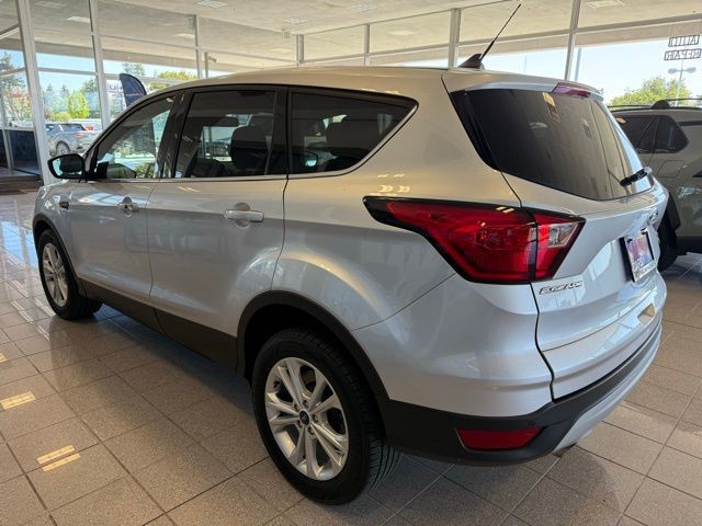 Ford Escape Vehicle Full-screen Gallery Image 05