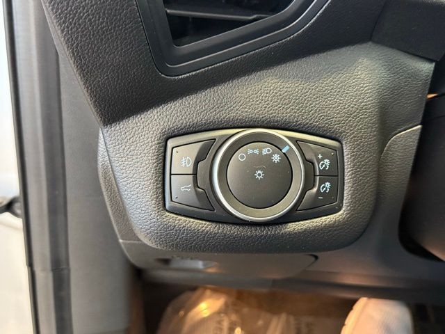 Ford Escape Vehicle Full-screen Gallery Image 19