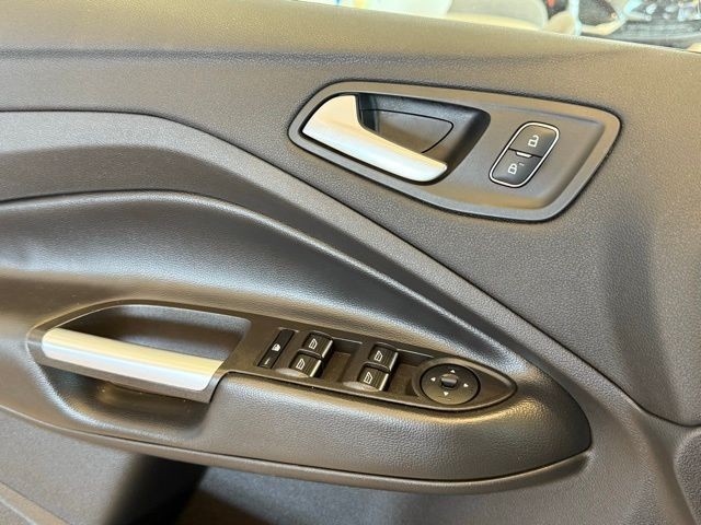 Ford Escape Vehicle Full-screen Gallery Image 20
