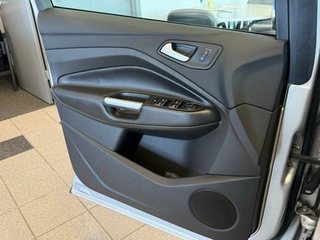 Ford Escape Vehicle Full-screen Gallery Image 21