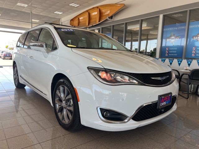 Chrysler Pacifica Vehicle Full-screen Gallery Image 03