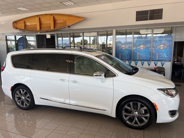 Chrysler Pacifica Vehicle Full-screen Gallery Image 04