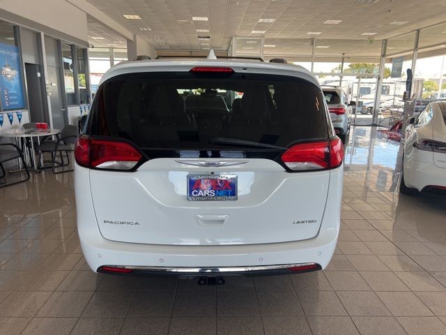 Chrysler Pacifica Vehicle Full-screen Gallery Image 09