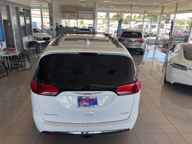 Chrysler Pacifica Vehicle Full-screen Gallery Image 10