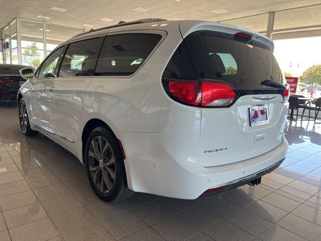 Chrysler Pacifica Vehicle Full-screen Gallery Image 11