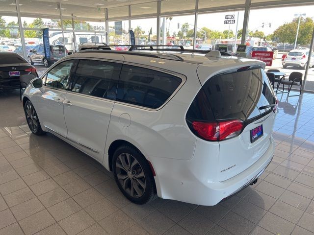 Chrysler Pacifica Vehicle Full-screen Gallery Image 12