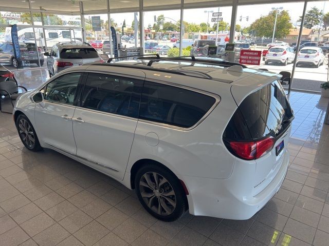 Chrysler Pacifica Vehicle Full-screen Gallery Image 13