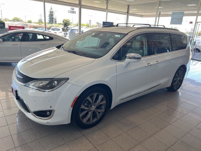 Chrysler Pacifica Vehicle Full-screen Gallery Image 14