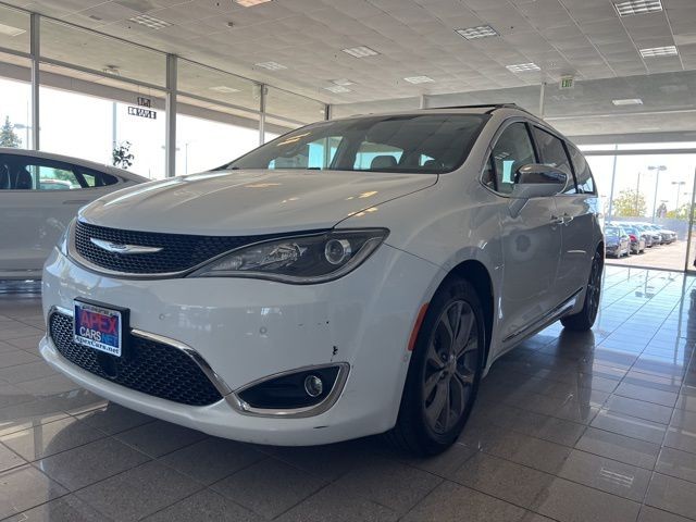 Chrysler Pacifica Vehicle Full-screen Gallery Image 16