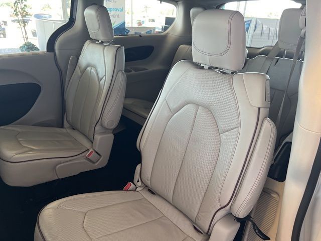 Chrysler Pacifica Vehicle Full-screen Gallery Image 21