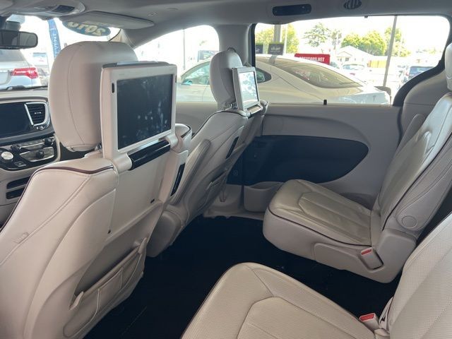 Chrysler Pacifica Vehicle Full-screen Gallery Image 22