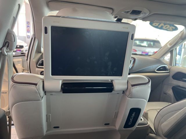 Chrysler Pacifica Vehicle Full-screen Gallery Image 23