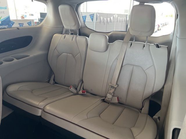 Chrysler Pacifica Vehicle Full-screen Gallery Image 24