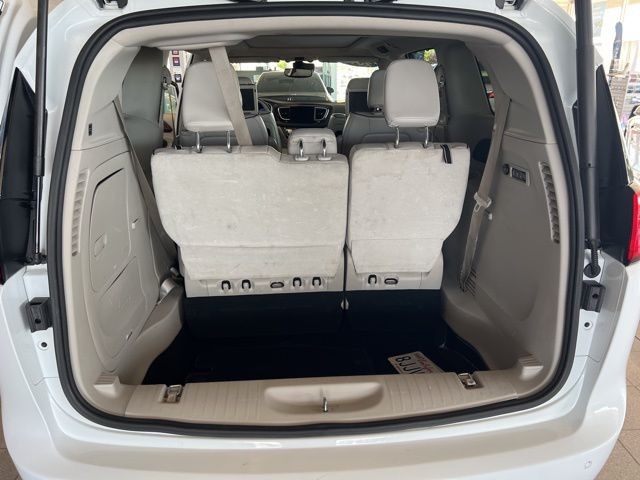 Chrysler Pacifica Vehicle Full-screen Gallery Image 25