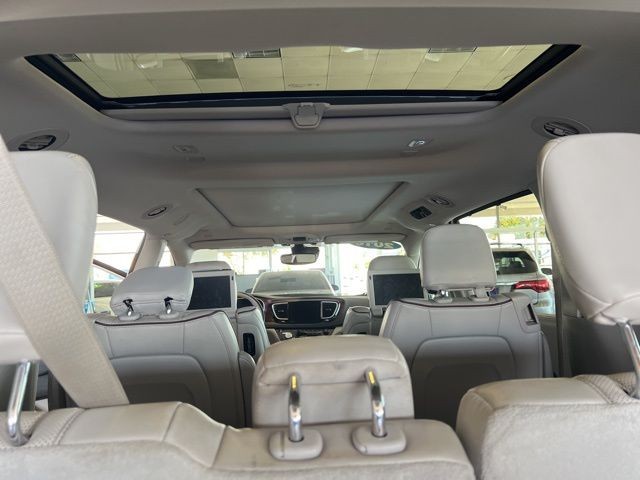 Chrysler Pacifica Vehicle Full-screen Gallery Image 26