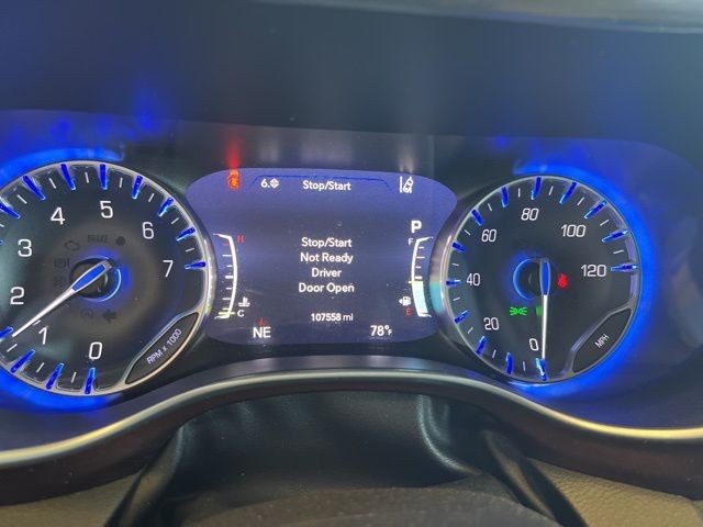 Chrysler Pacifica Vehicle Full-screen Gallery Image 30