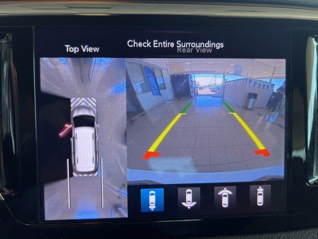 Chrysler Pacifica Vehicle Full-screen Gallery Image 32