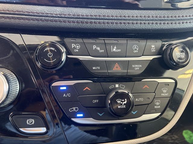 Chrysler Pacifica Vehicle Full-screen Gallery Image 33