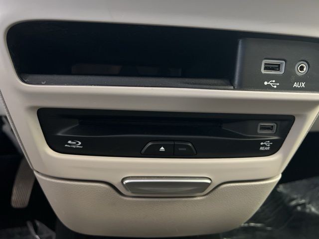 Chrysler Pacifica Vehicle Full-screen Gallery Image 34