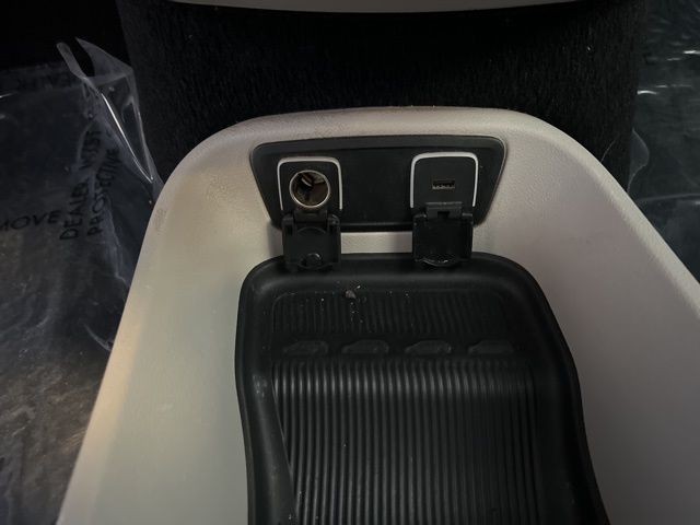 Chrysler Pacifica Vehicle Full-screen Gallery Image 35