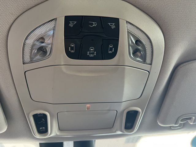Chrysler Pacifica Vehicle Full-screen Gallery Image 36