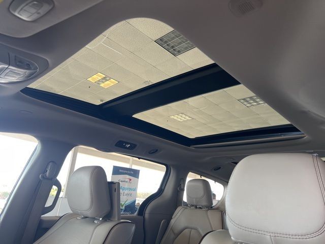 Chrysler Pacifica Vehicle Full-screen Gallery Image 37