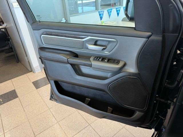 Ram 1500 Vehicle Full-screen Gallery Image 22