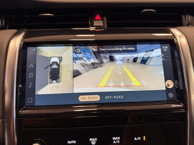 Land Rover Discovery Sport Vehicle Full-screen Gallery Image 14