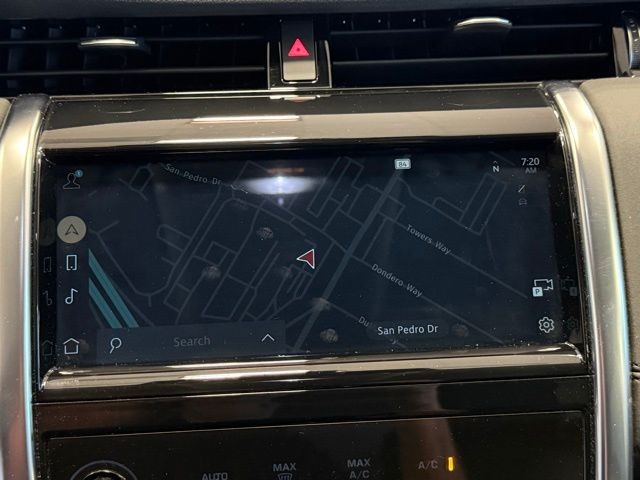 Land Rover Discovery Sport Vehicle Full-screen Gallery Image 15