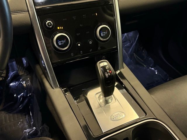 Land Rover Discovery Sport Vehicle Full-screen Gallery Image 16