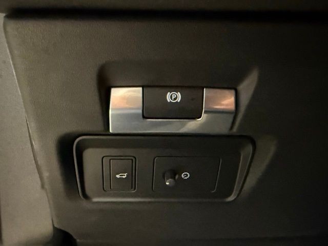 Land Rover Discovery Sport Vehicle Full-screen Gallery Image 19