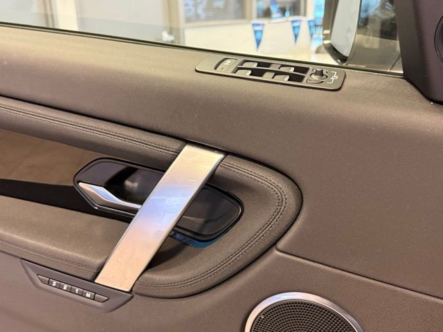 Land Rover Discovery Sport Vehicle Full-screen Gallery Image 20